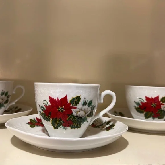 4 Holiday Cups & Saucers - Picture 2 of 9